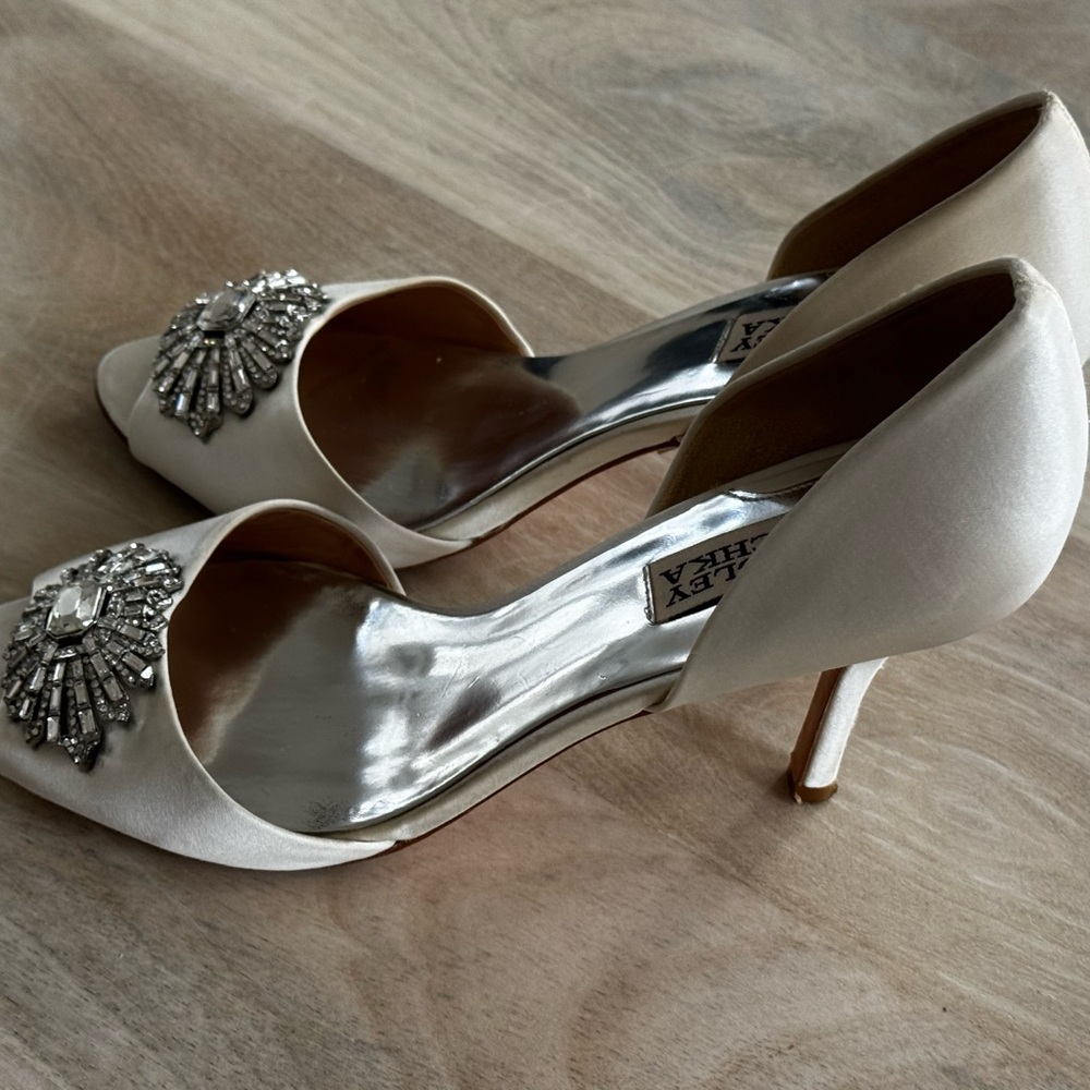 Badgley Mischka Ivory Satin Heels with Jewel Accents 7.5 - Picture 4 of 7